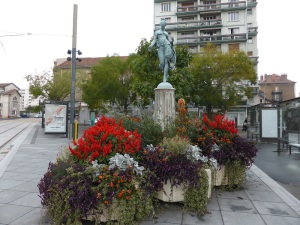 des bacs à fleurs provisoires ont été installés, place Flore, au pied de la statue