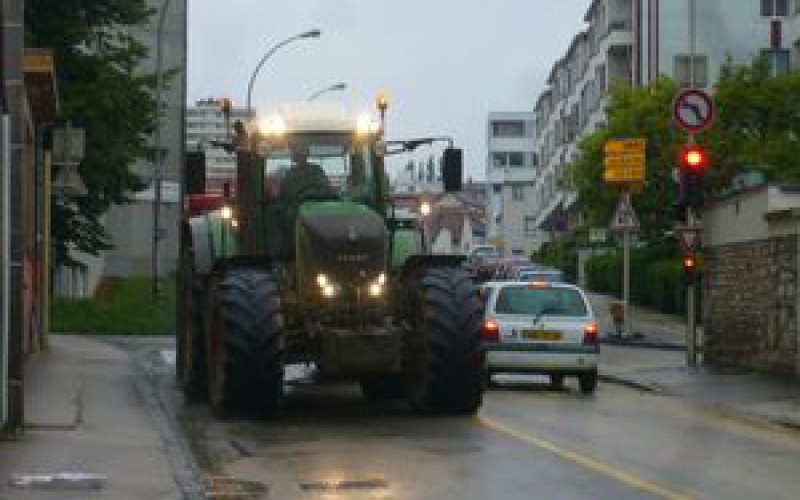 Non à l’utilisation des gros tracteurs, en ville, pour le transport de la terre….