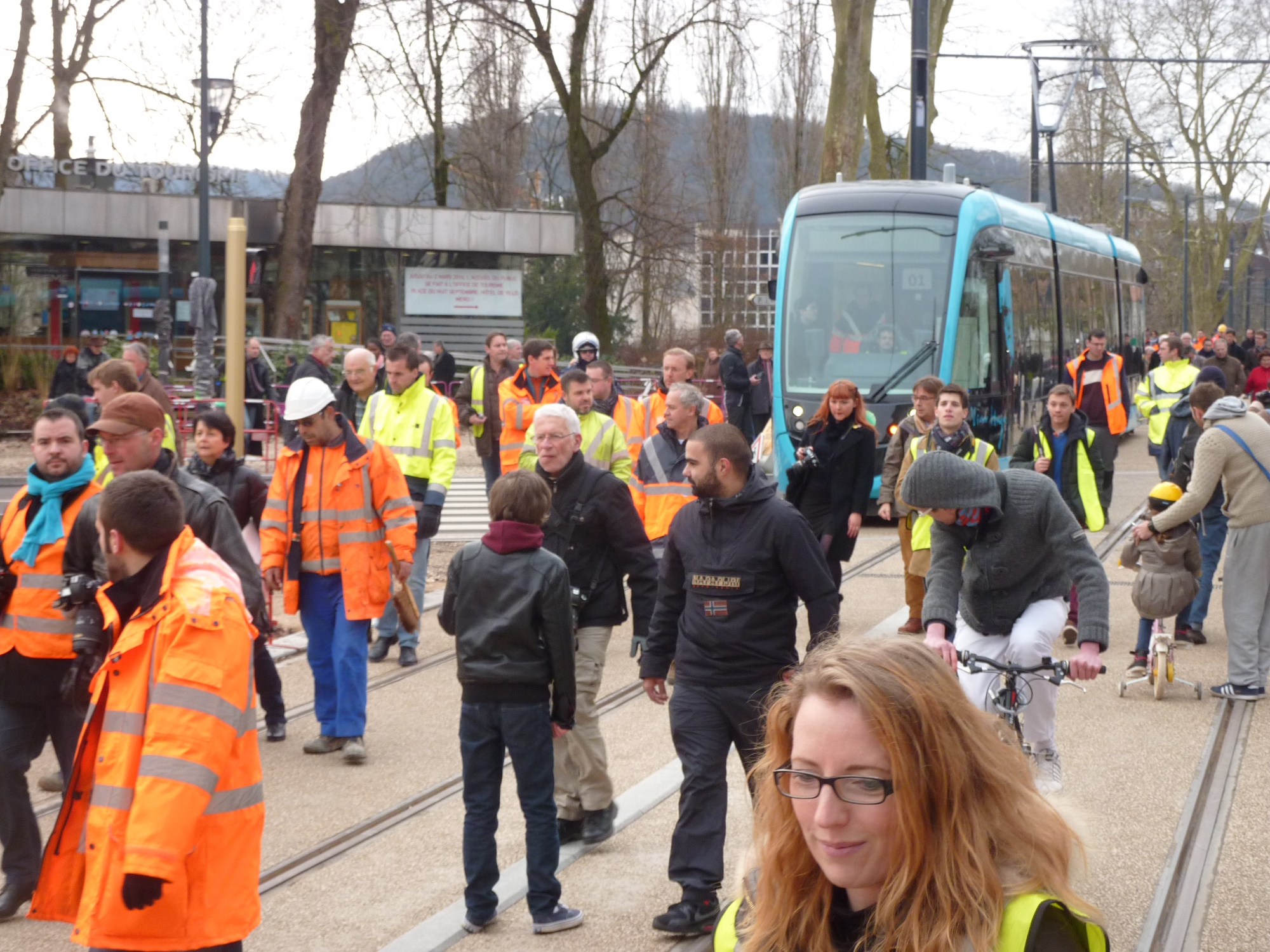 le tram passe devant l'office du tourisme