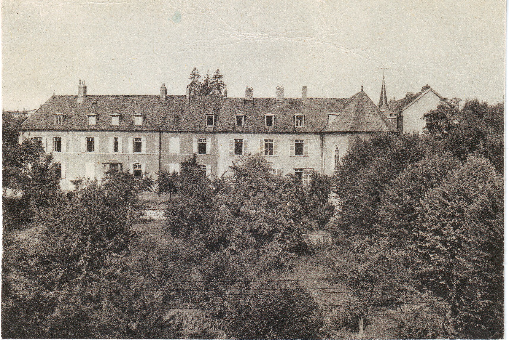 Sur cette carte postale on duistingue nettement les bâtiments de l'école et le parc
