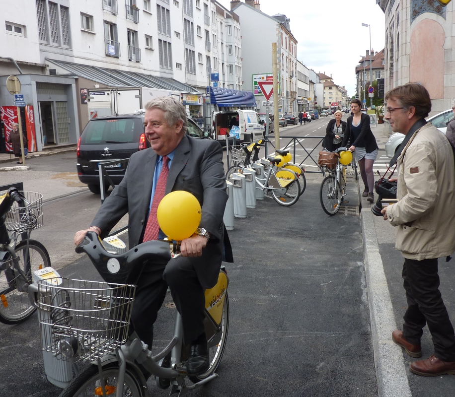 J L Fousseret en vélo Cité