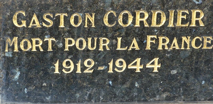 Une plaque rappelant le sacrifice de Gaston Cordier est apposée sur la toimbe familiale de la famille Cordier_Roset au cimetière des Chaprais.
