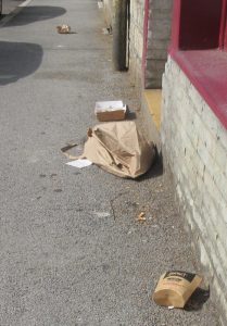 déchets de fast-food rue de la Rotonde
