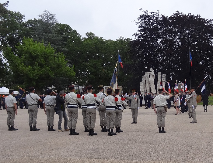 Général salue le 19° Génie