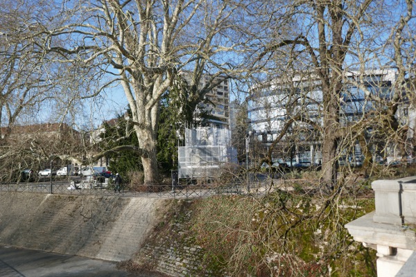 emballage du monument près du pont de la République